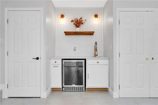 Building Photo - 41 Elmway St