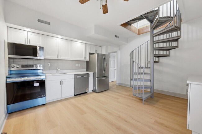Building Photo - 123 S Berkley Square