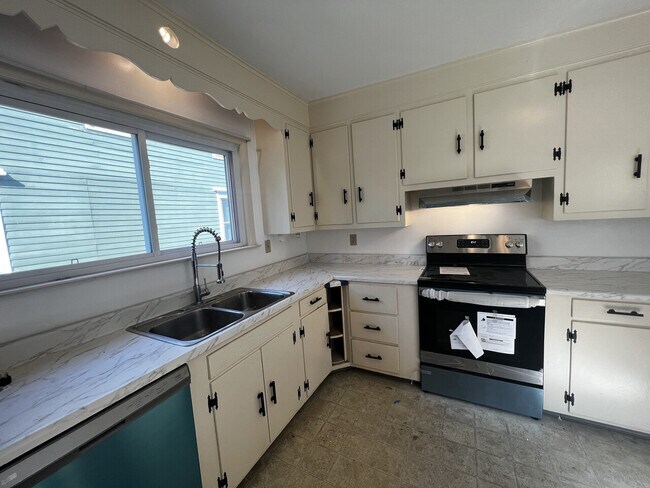 Building Photo - 651 Quinnipiac Ave