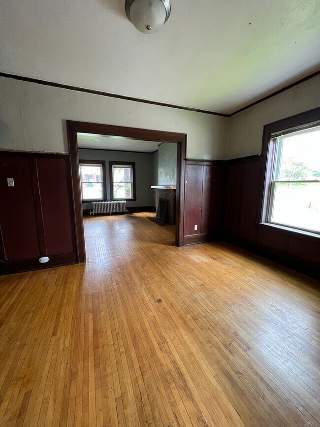 Building Photo - AVAILABLE JUNE -  4 Bed 1 Bath Townhome