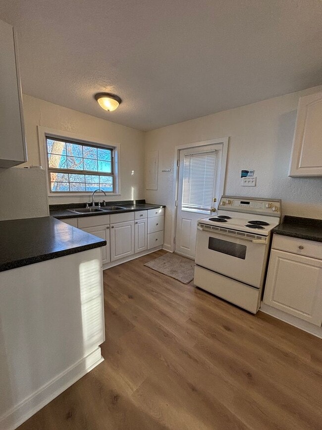 Building Photo - Cozy Lakefront Home w/Private Dock