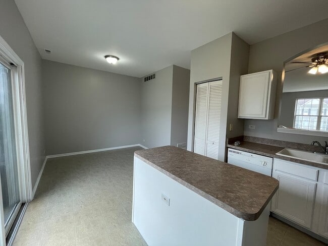 Building Photo - 1624 Fieldstone Dr N