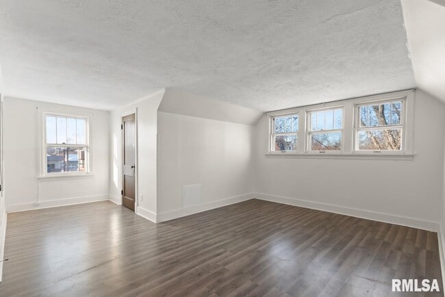 Building Photo - 1816 W Callender Ave