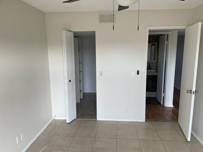 Building Photo - 100 Village Green Cir E