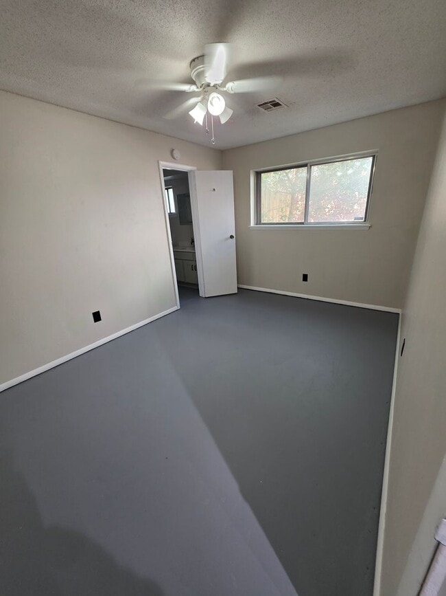 Building Photo - Large 3 bedroom in Bethany