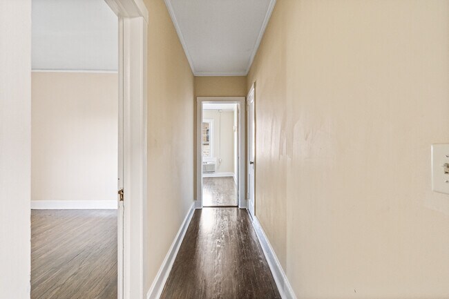 Building Photo - 409 Plandome Rd