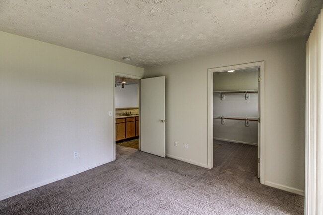 Building Photo - Riverbend Apartment Homes