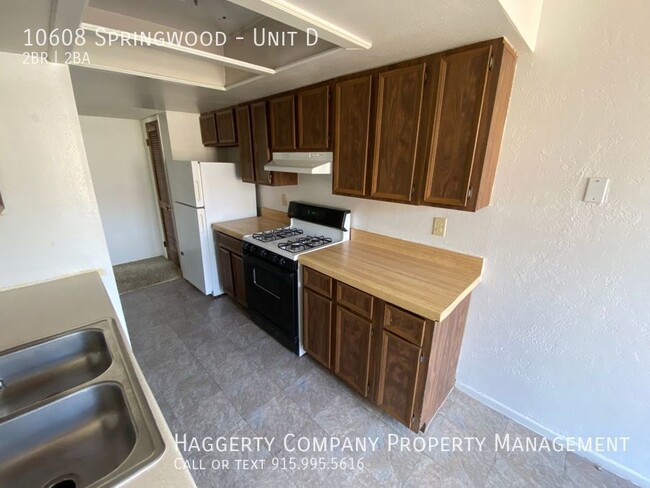 Building Photo - East El Paso 2 bed Refrig A/C Townhome!