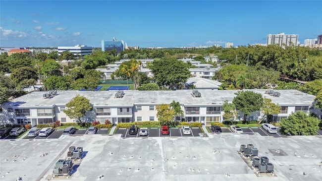 Building Photo - 6385 Bay Club Dr