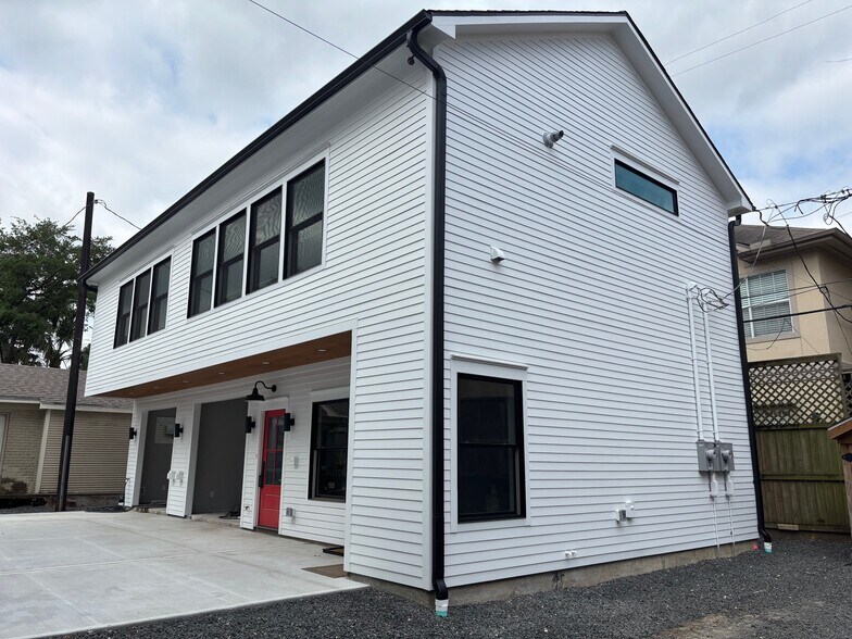 Building Photo - 2636 Greenbriar Dr