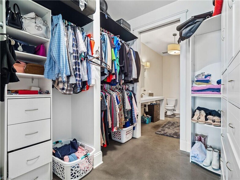 Closet - 701 W Lakeside Ave