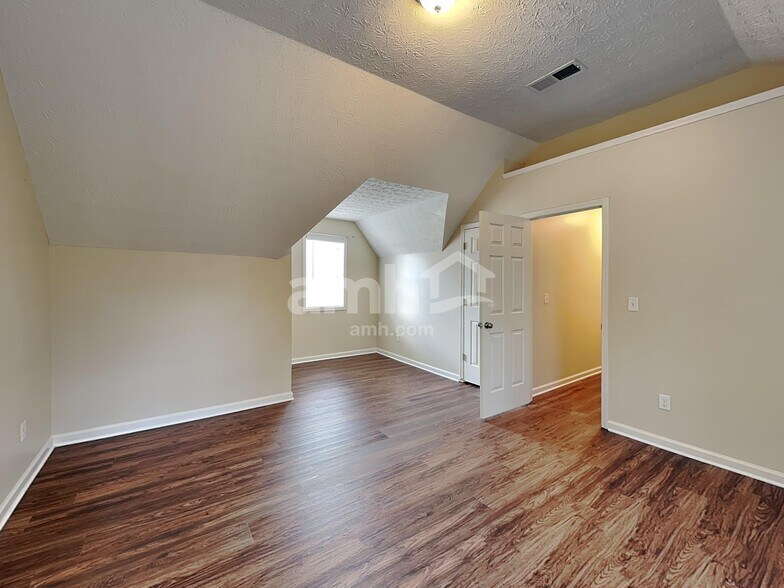 Building Photo - 550 Brook Hollow Dr