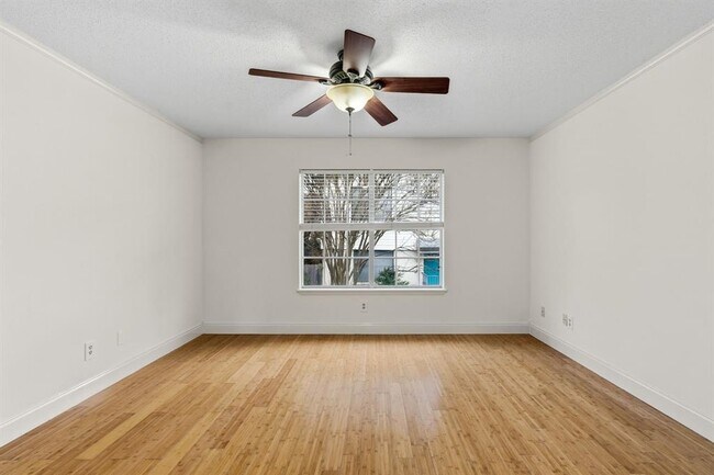 Building Photo - 3902 Peterson Ave