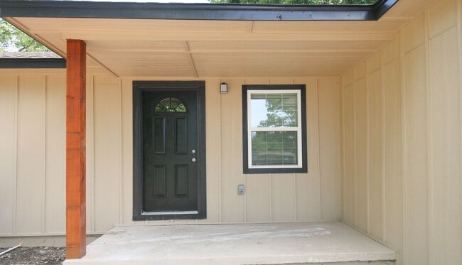 Building Photo - Recently Remodeled 3 Bed 2 Bath!