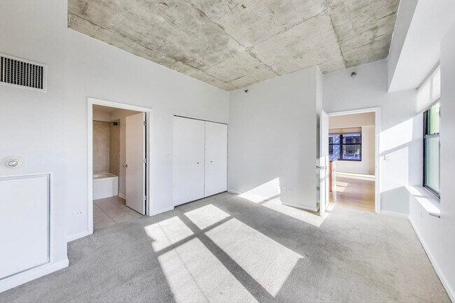 Building Photo - 1122 W Catalpa Ave