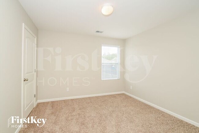 Building Photo - 210 Oakwell St