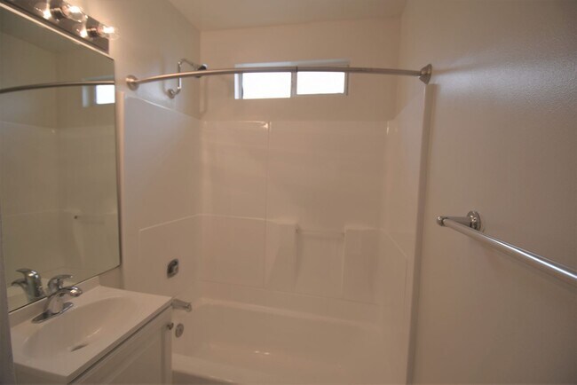 Building Photo - 4565 Hazeltine Ave