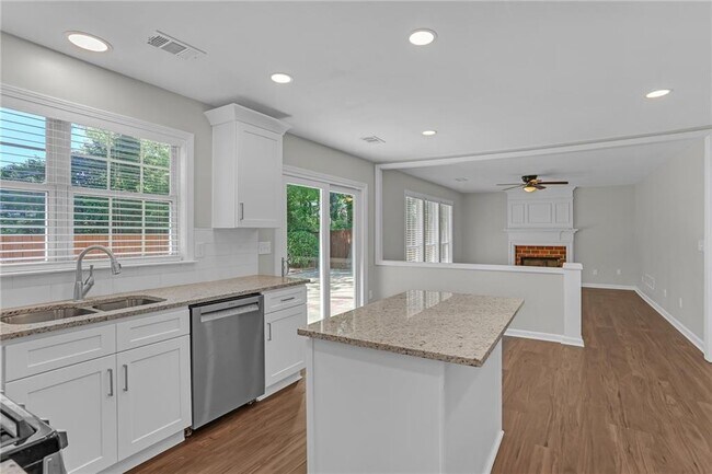 Building Photo - 3527 Chastain Glen Ln NE
