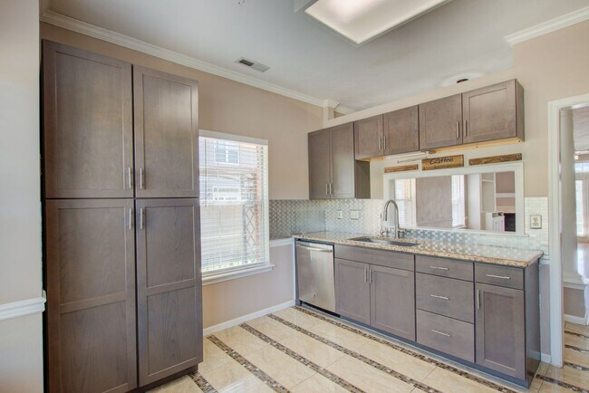 Building Photo - 4 Bedroom, 3 Bath, End Unit Townhome in Ce...