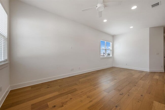 Building Photo - 212 E 20th St