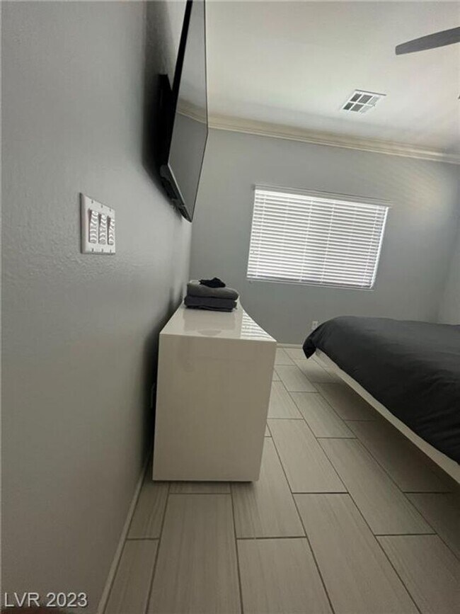 Building Photo - BEAUTIFUL HOME IMMACULATE AND READY TO MOVE-IN