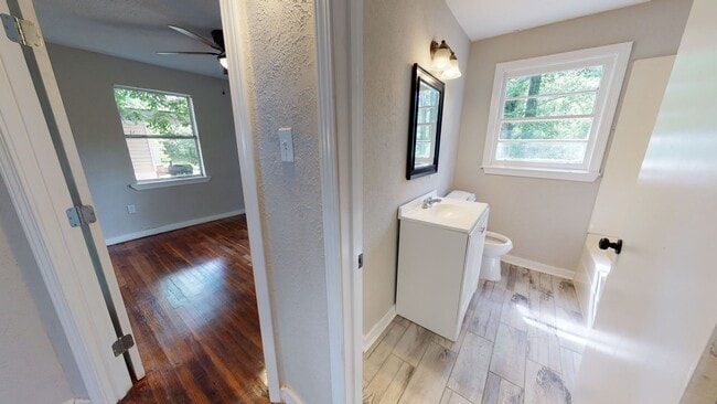 Building Photo - This 3 bed /2 bath in the Broadmoor Community is ready for you!