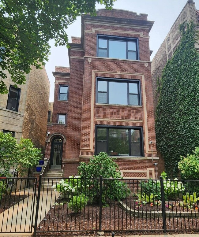 Building Photo - South Rogers Park – Sprawling 4-Bedroom / ...