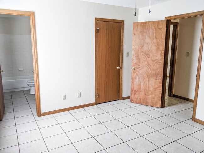 Building Photo - 1098 Rockbrook Ct