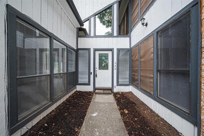 Building Photo - 520 S Rivershire Dr