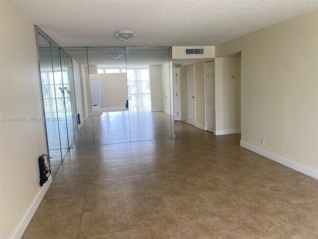 Building Photo - 1000 Parkview Dr