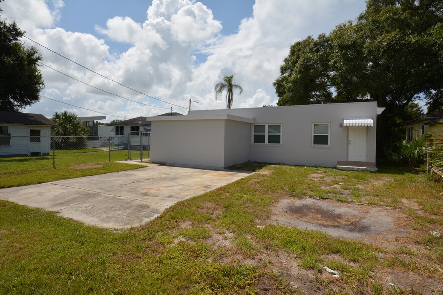 Back of unit with separate entrance to one of the bedrooms and parking - 5009 TANGERINE AVE S
