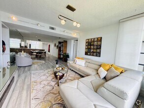 Building Photo - 1528 Whitehall Dr