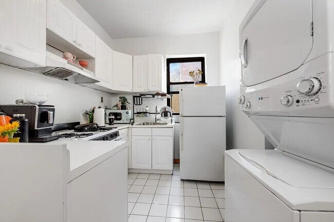 Building Photo - 2 Bank St