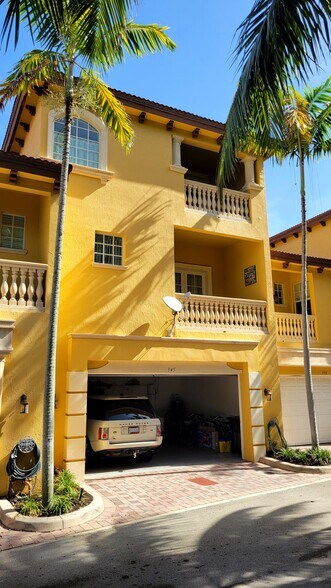 Building Photo - 345 NE 69th Cir
