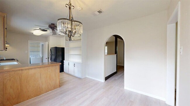 Building Photo - 911 E North Ave