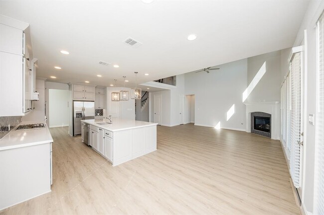 Building Photo - 29819 Breezy Pnes Lp