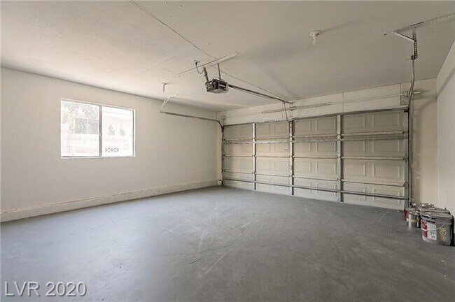 Building Photo - Amazing pool home is great location!!