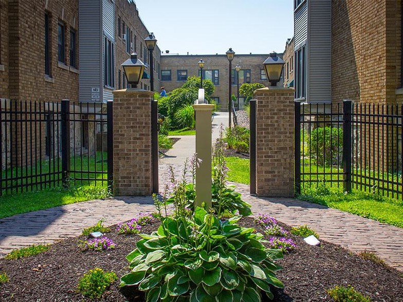 Building Photo - Courtyard at James