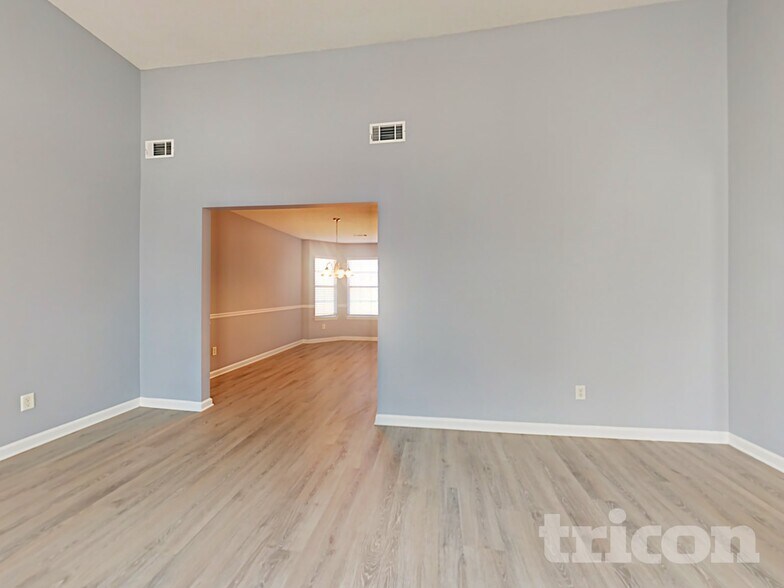 Building Photo - 1100 Village Oaks