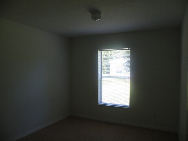 Building Photo - 17 Philmont Ln