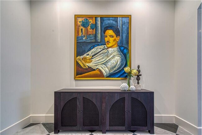 Building Photo - 702 E 11th St