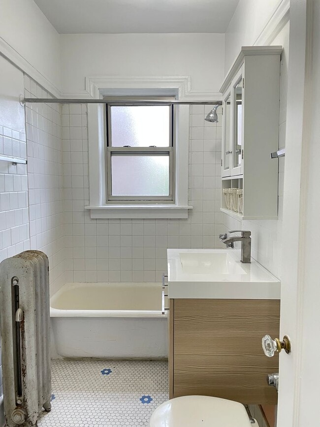 Building Photo - Large One Bedroom in Andersonville