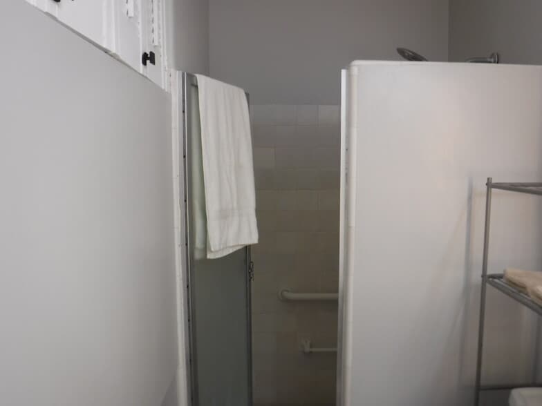 Building Photo - 425 ena Rd