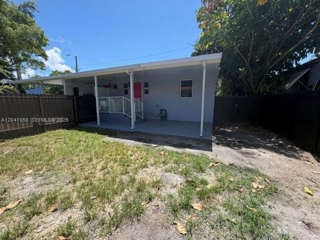 Building Photo - 2742 SW 32nd Ave