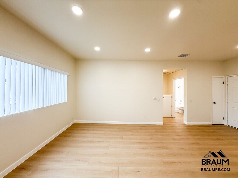 Building Photo - 11459 Collins St