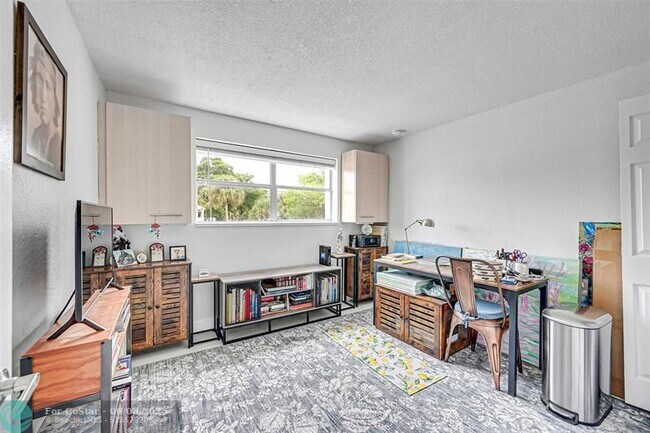 Building Photo - 2715 NE 49th St