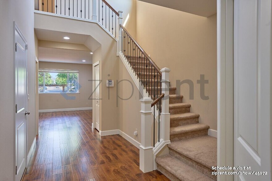 Building Photo - 6267 NE Sherborne St