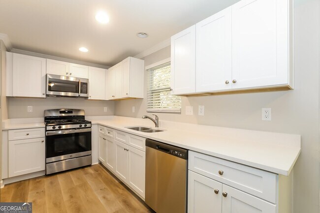 Building Photo - 694 Stoneside Dr