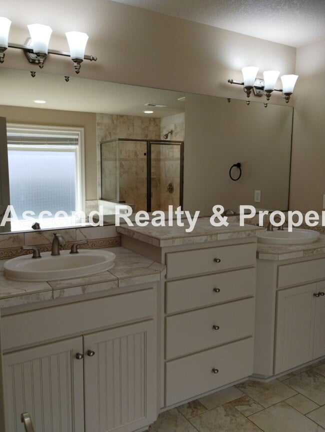 Building Photo - Elegant & Spacious 4 Bed & Bonus Home Buil...