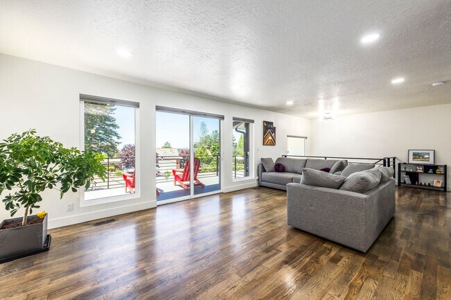 Building Photo - Exquisitely Renovated 4-Bedroom Oasis with Modern Upgrades